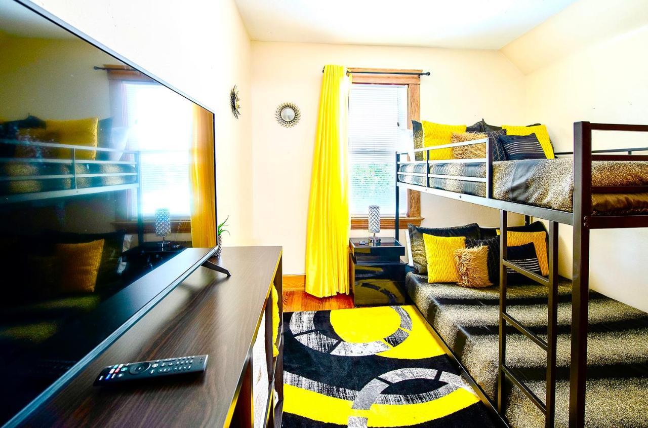 The Amber Retreat - Brooklyn Centre Comfort - Charming Space For Families, Couples & Business Travelers Near Downtown - With 300Mb Wifi, Parking & Self Check-In Κλίβελαντ Εξωτερικό φωτογραφία