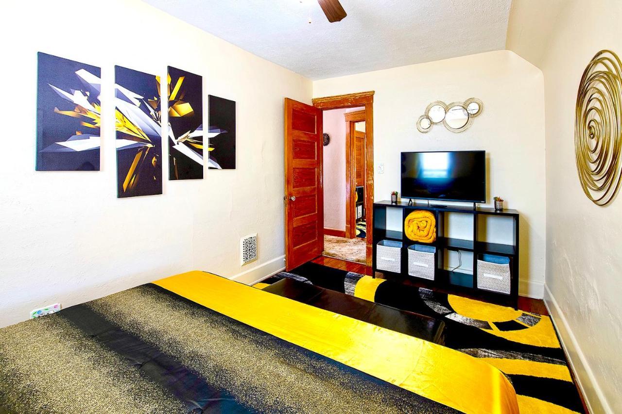 The Amber Retreat - Brooklyn Centre Comfort - Charming Space For Families, Couples & Business Travelers Near Downtown - With 300Mb Wifi, Parking & Self Check-In Κλίβελαντ Εξωτερικό φωτογραφία